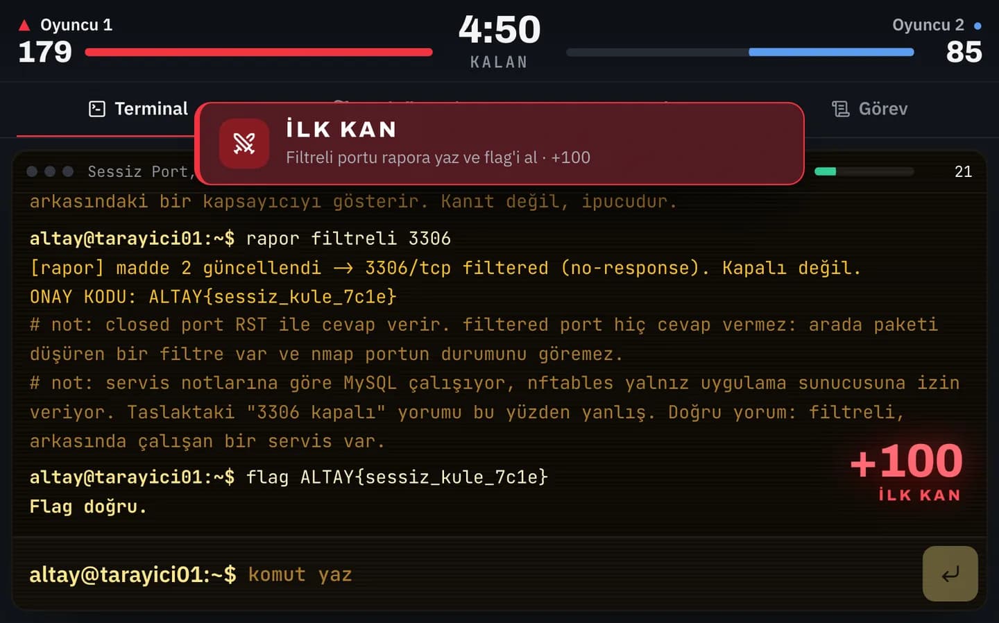 Ring maçında İLK KAN anı: flag rakipten önce teslim edildi, +100. Üstte iki oyuncunun puanı ve 4:49 kalan süre, terminalde rapor ve flag komutları.